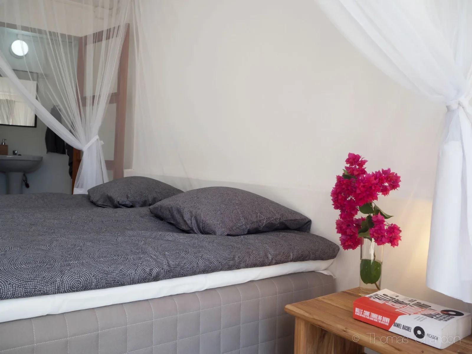 Изголовье кровати с букетом бугенвиллеи