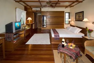 Bungalow with a TV and a sitting area