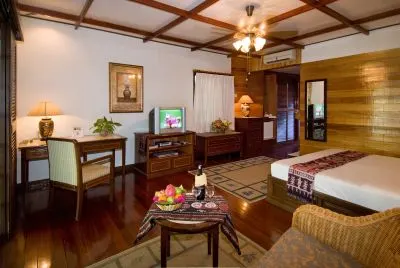 Bed and desk in the bungalow