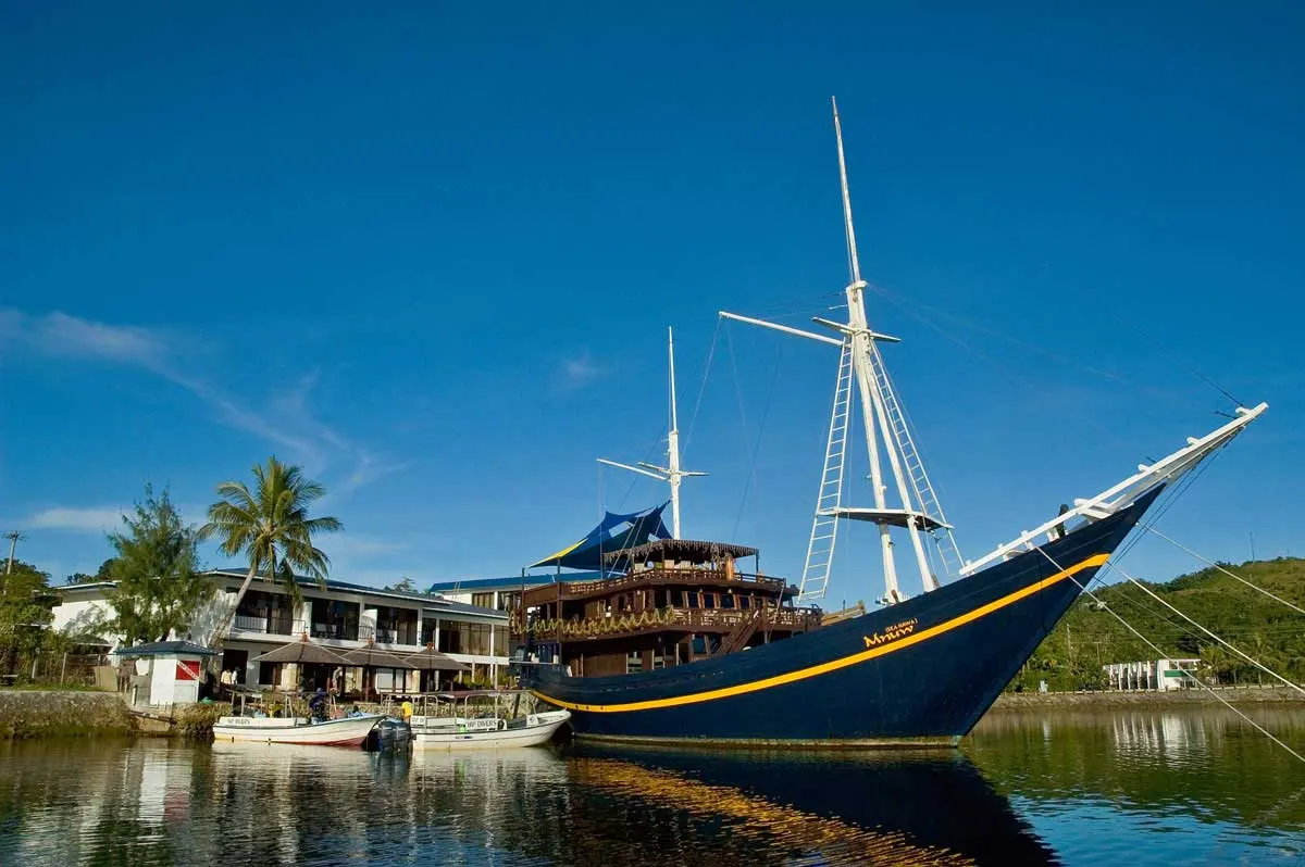The schooner Mnuw at the resort dock