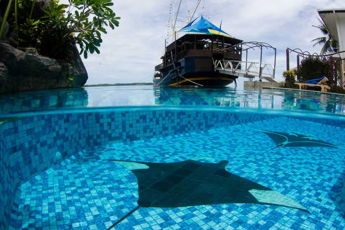 The pool with the schooner beyond the edge