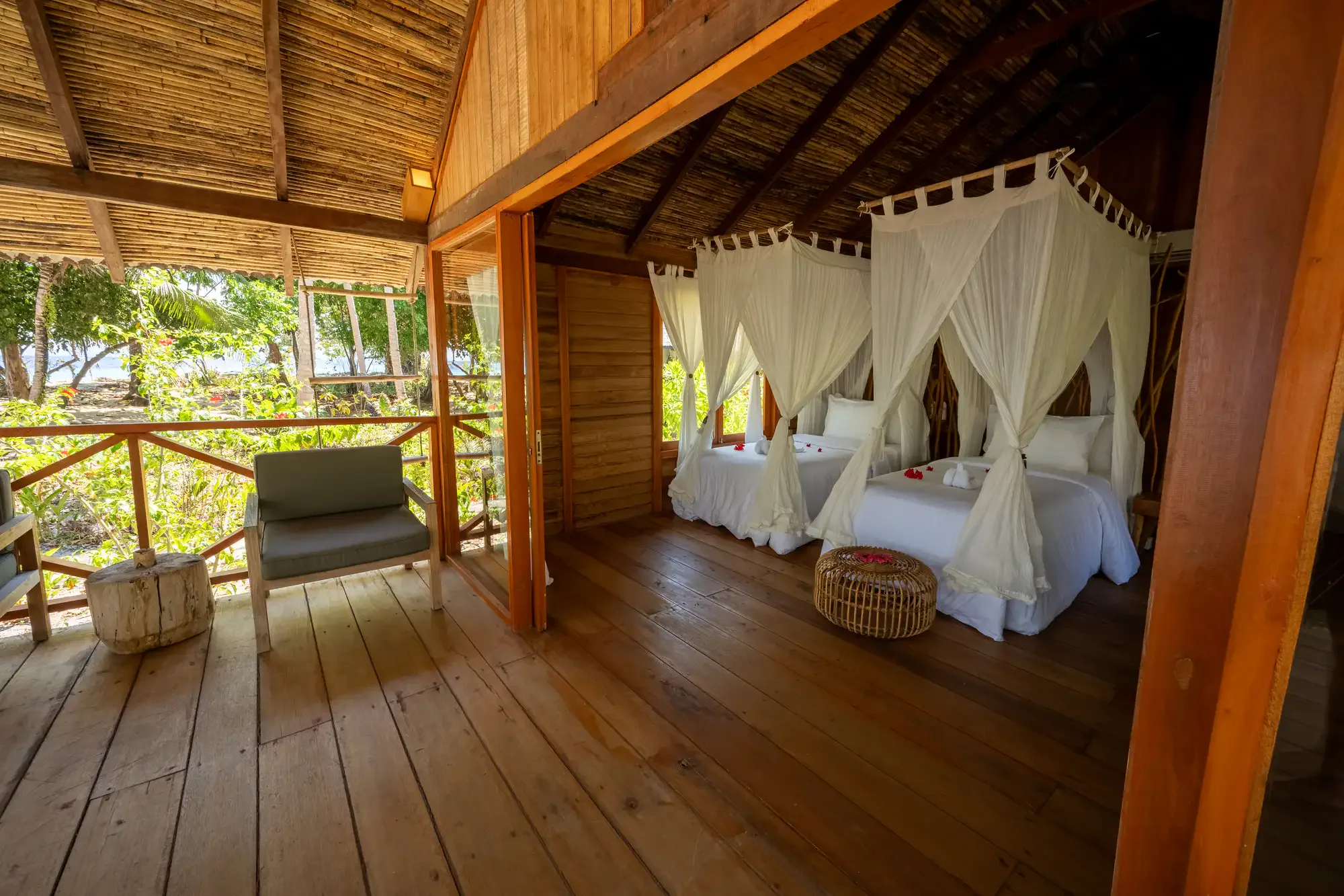Beach Cottage — две односпальные кровати и выход на веранду