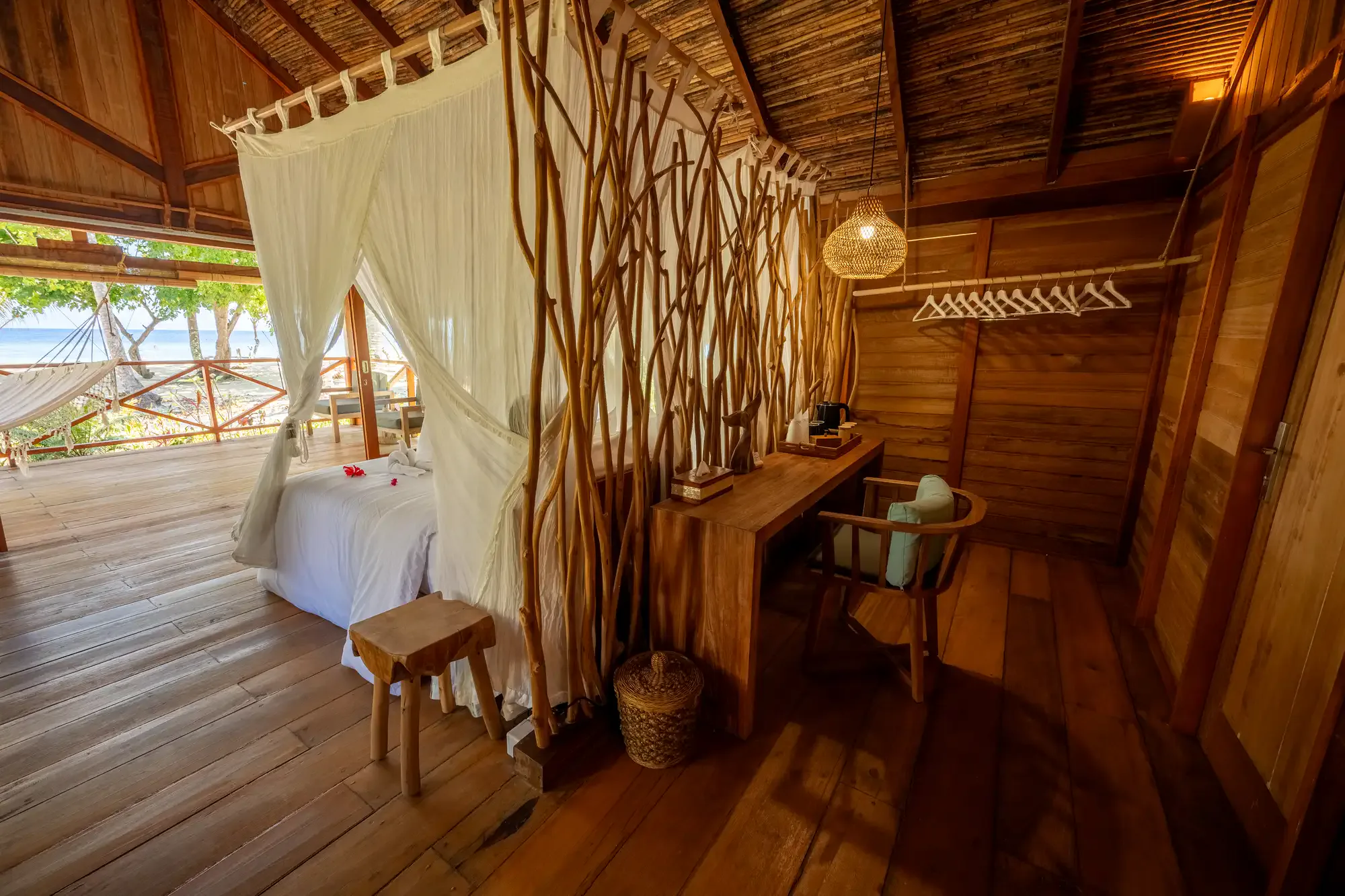 Beach Cottage — письменный стол за перегородкой из ветвей