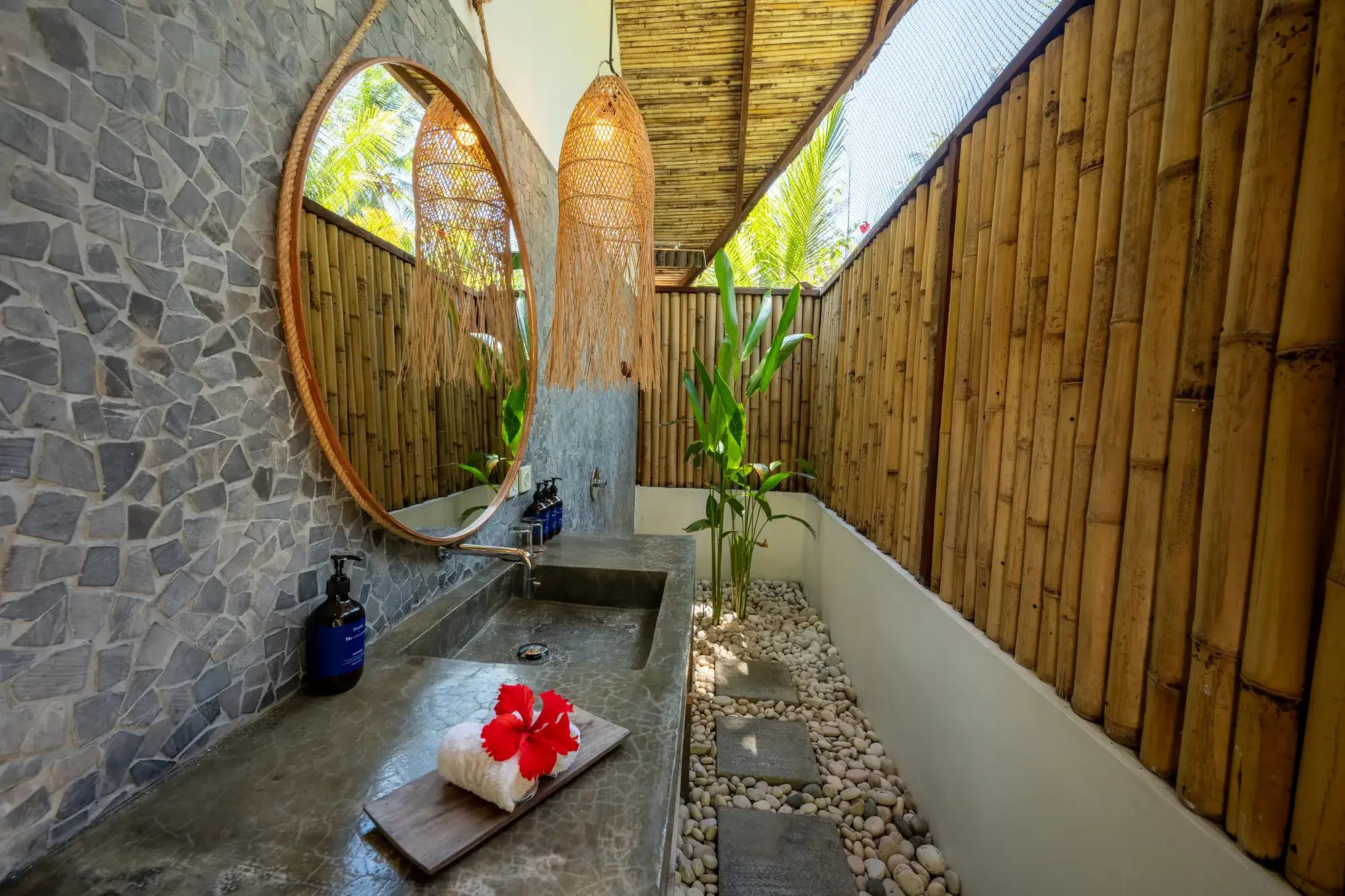 Beach Cottage — открытая ванная с каменной раковиной