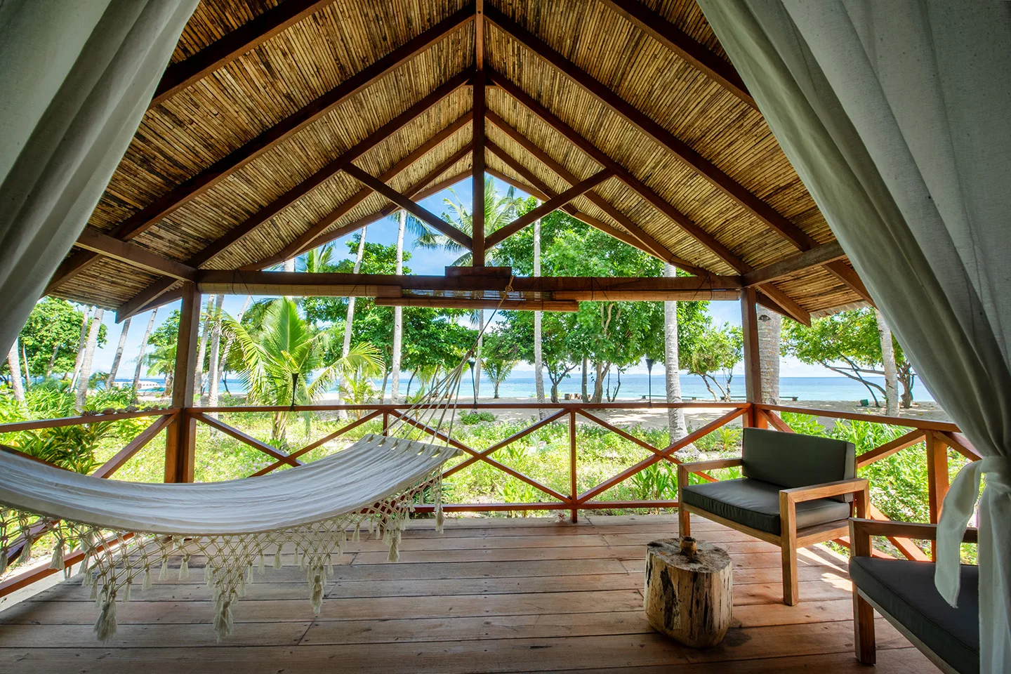 Beach Cottage — веранда с гамаком и видом на море
