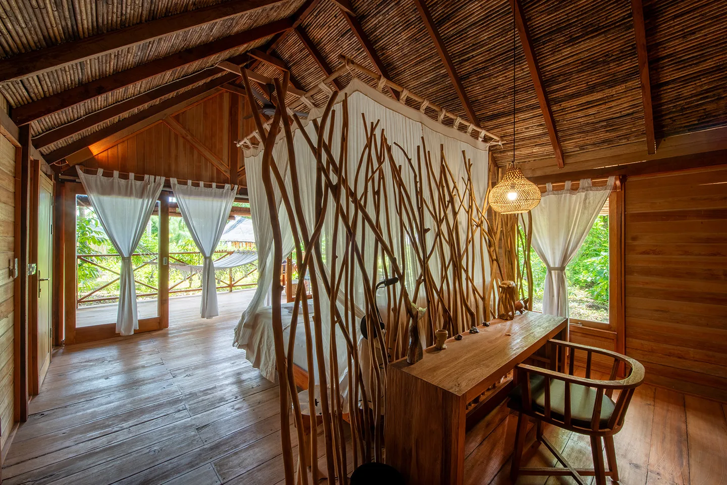 Garden Family Cottage — главная спальня с перегородкой из ветвей