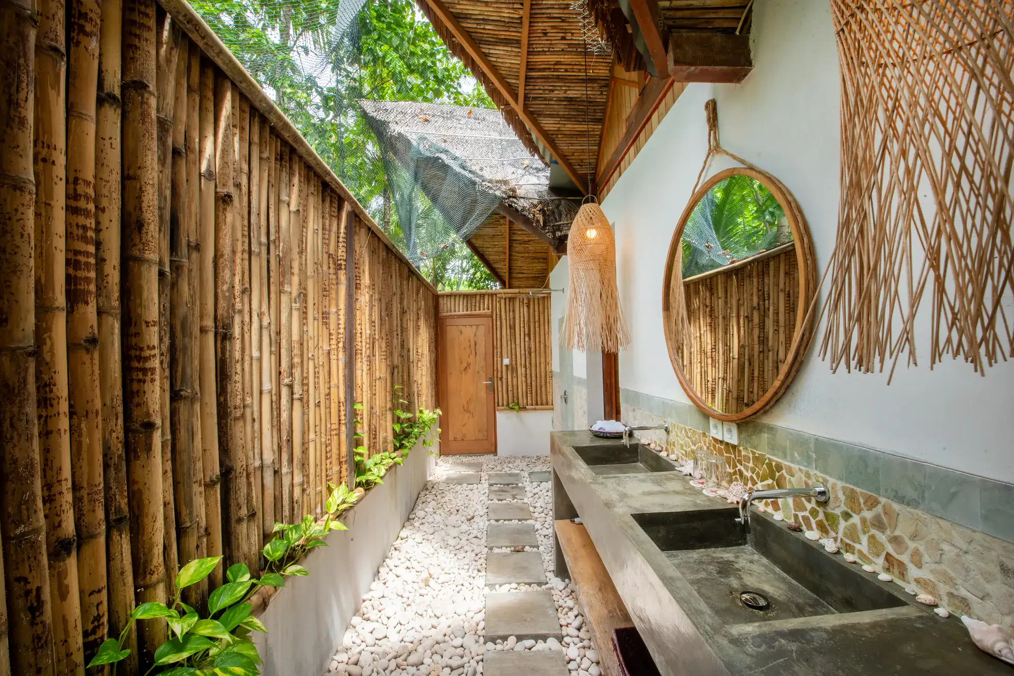 Garden Family Cottage — открытая ванная за бамбуковой стеной
