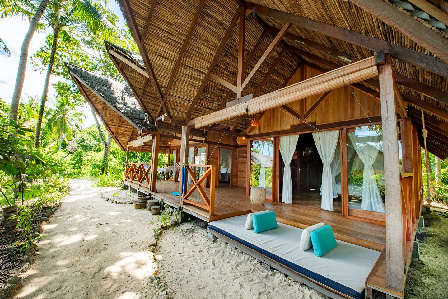 Garden Family Cottage — коттедж среди деревьев