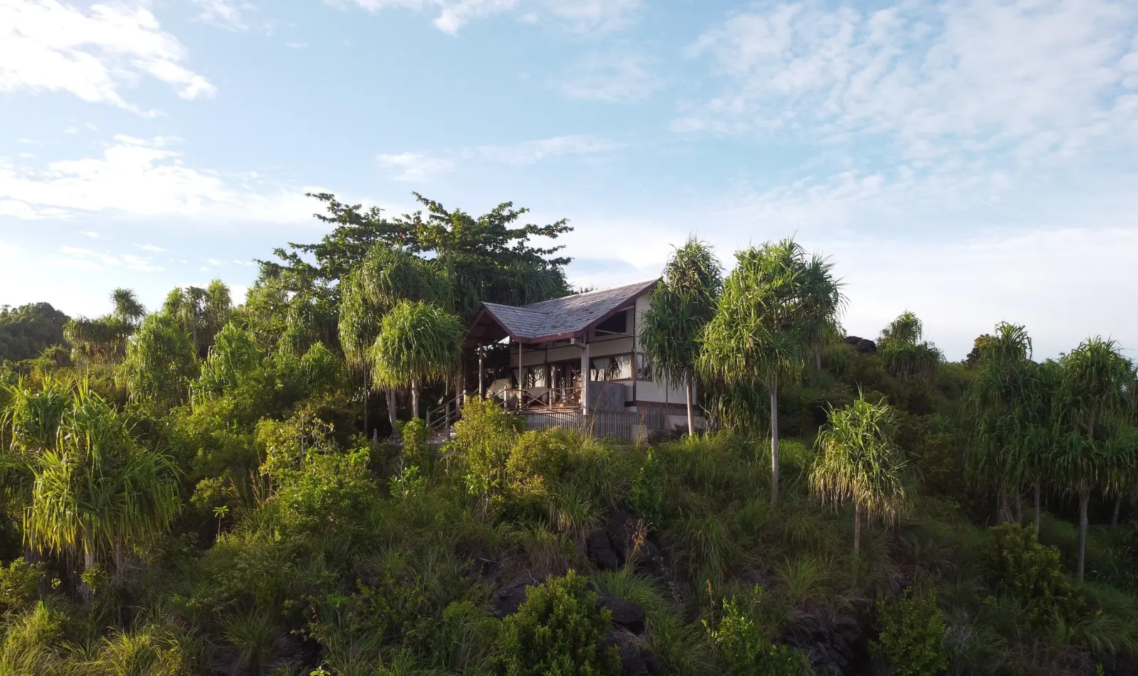 Villa Rajawali на вершине холма среди зелени