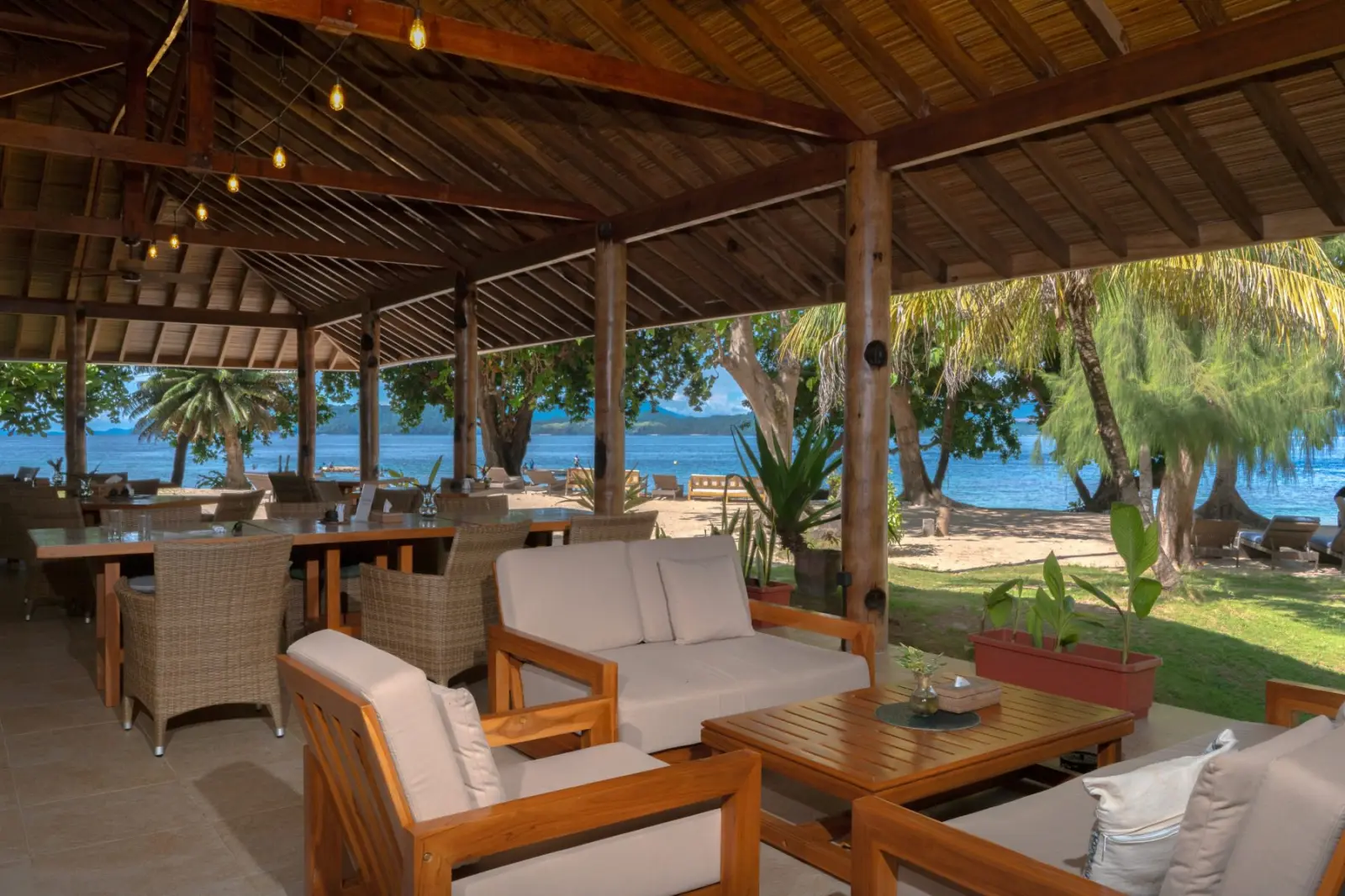 Lounge overlooking the beach