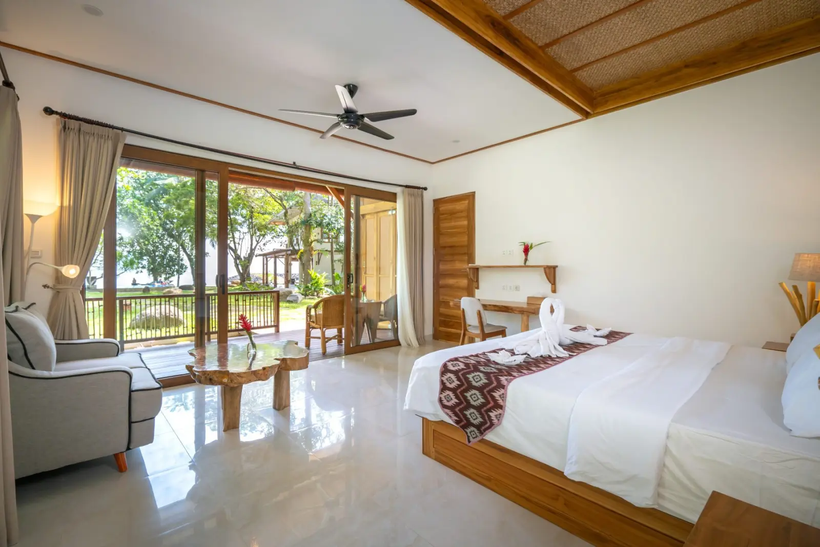 Bedroom facing the garden and ocean