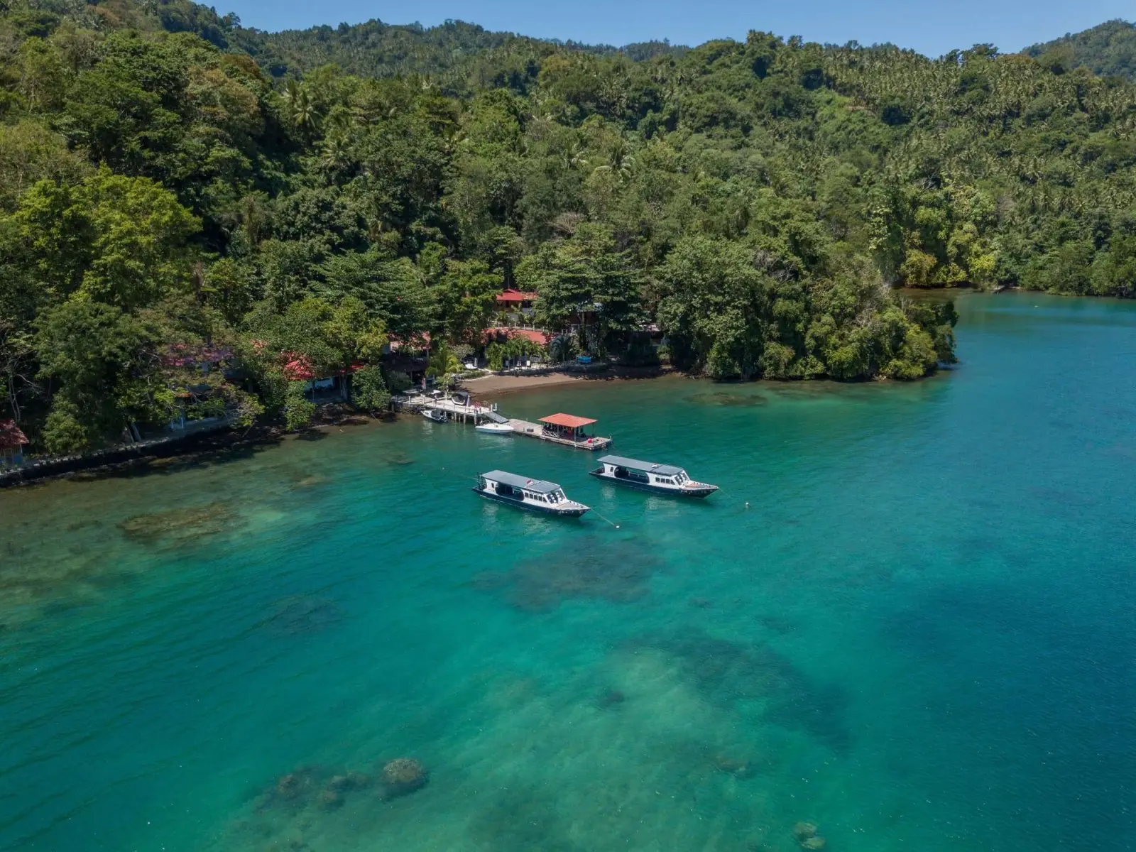 The bay with dive boats