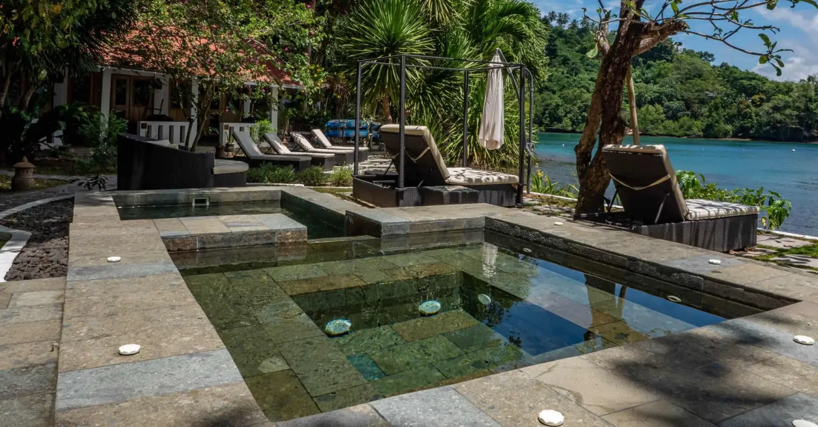 The pool with loungers in the garden