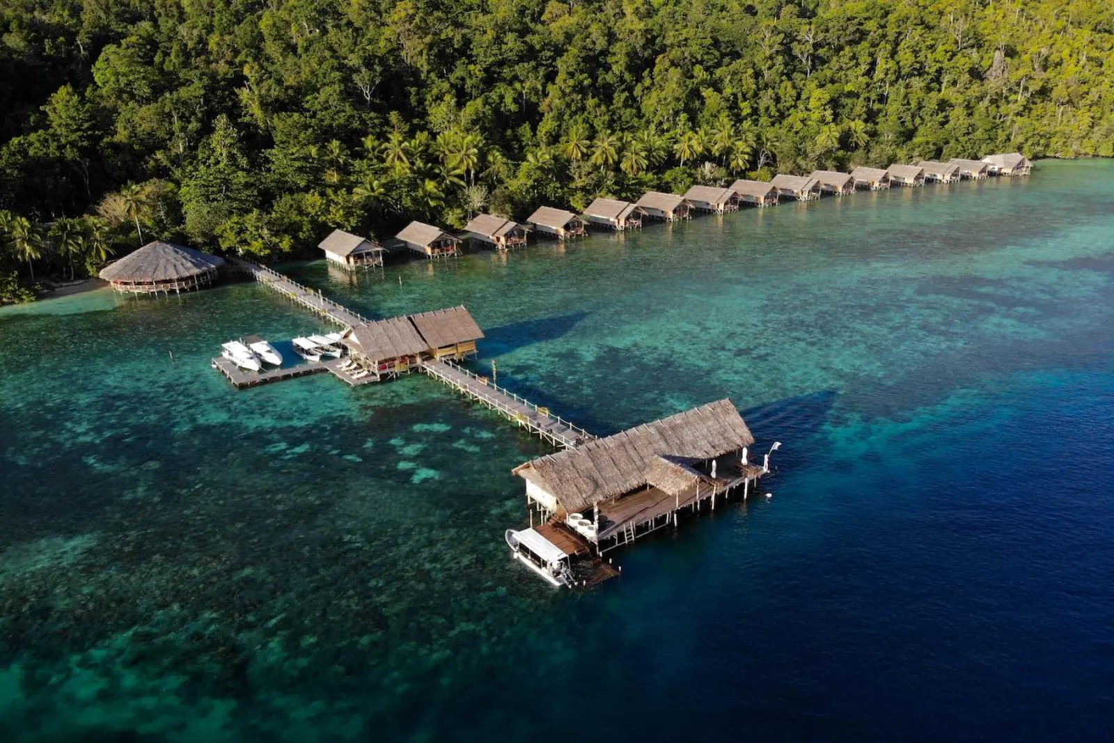 Papua Explorers с высоты — пирс и бунгало над рифом