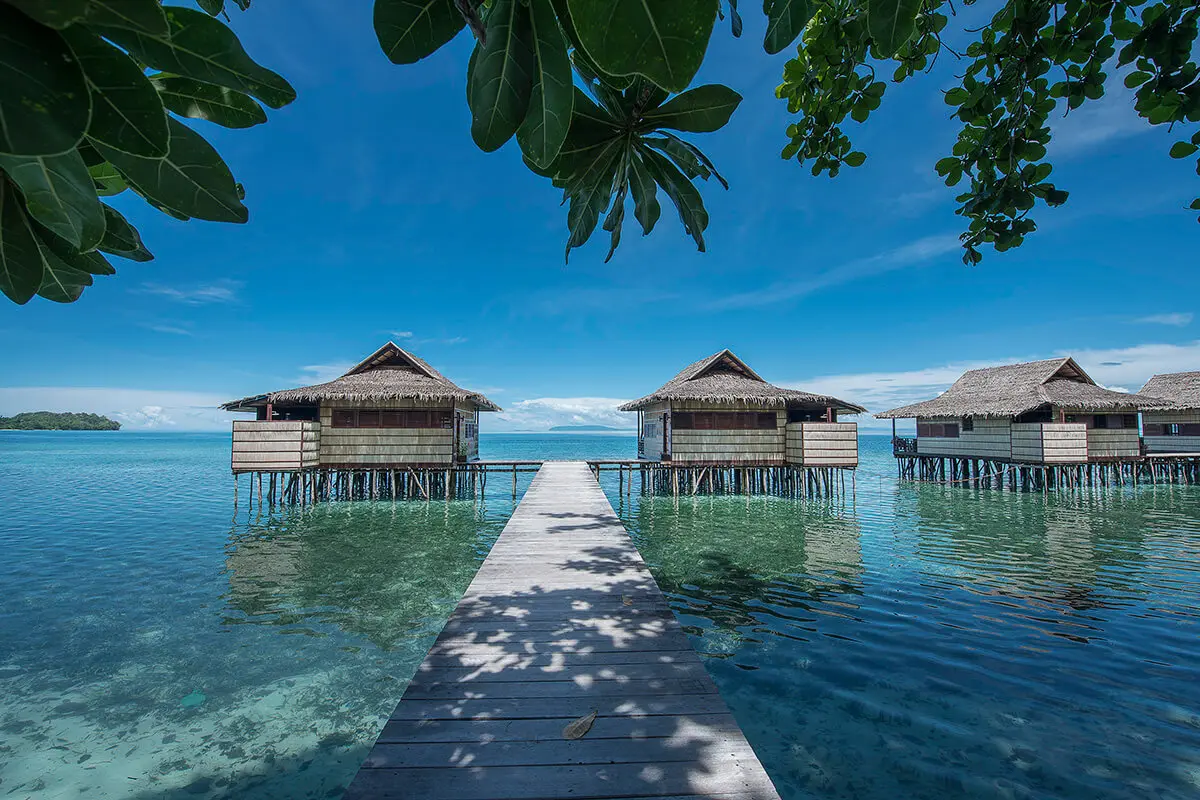 Papua Paradise — бунгало на сваях и пирс над рифом
