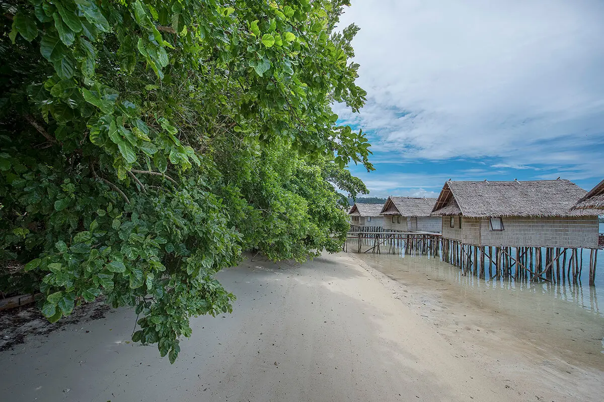 Пляж и пирс курорта