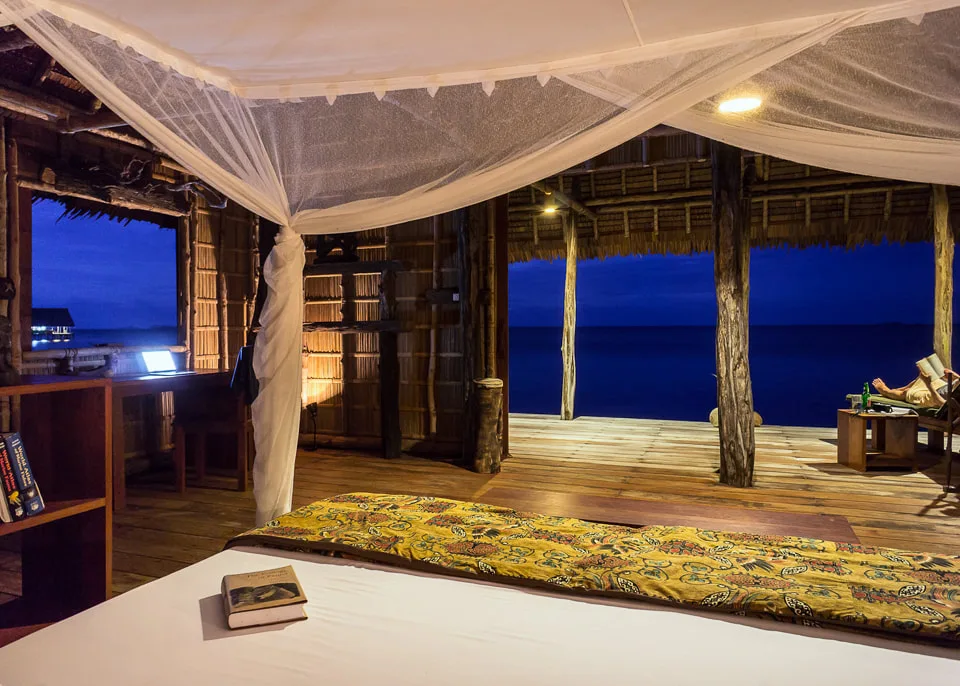 Бунгало вечером при тёплом свете