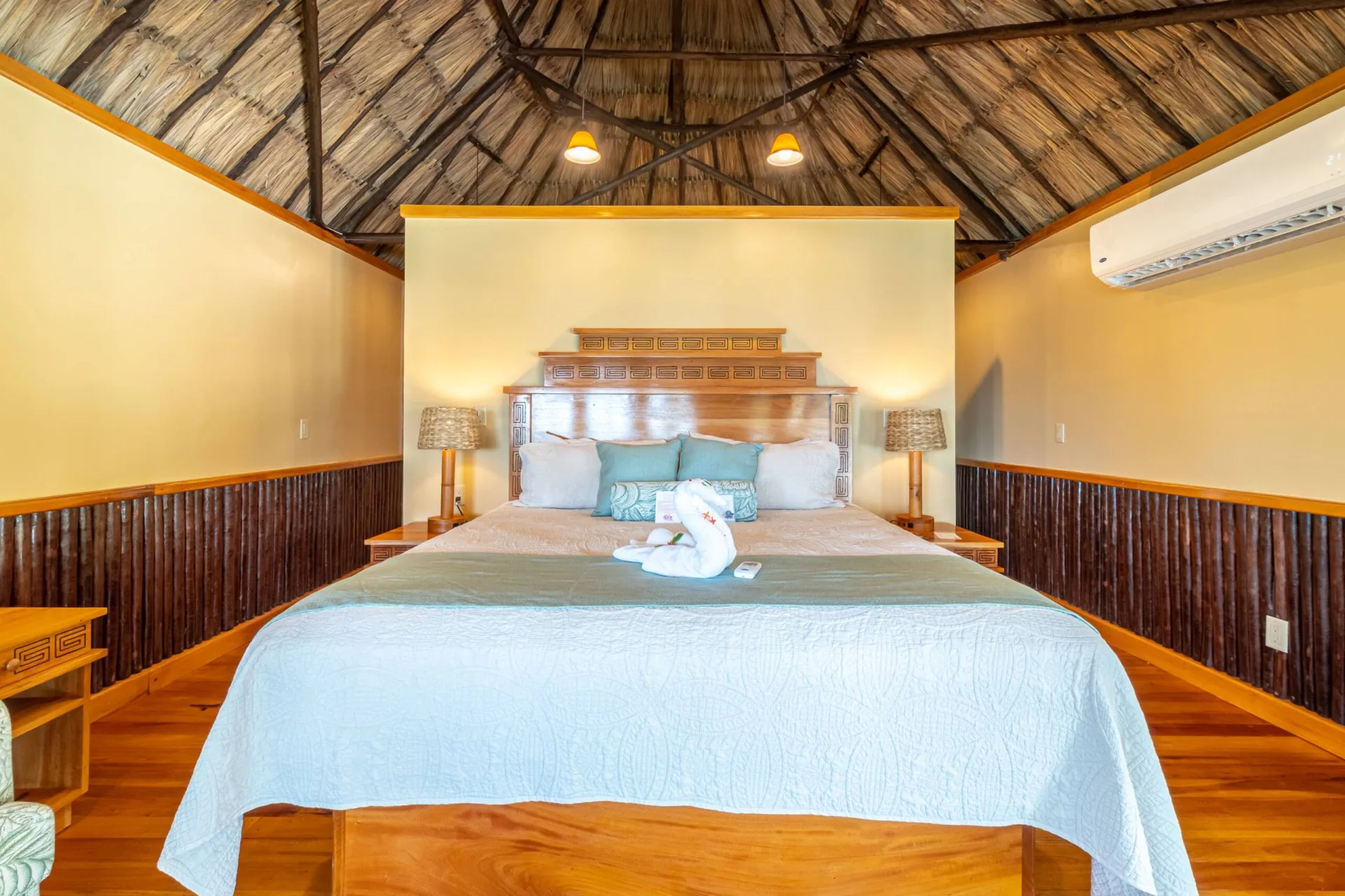 Honeymoon Cabana — кровать king-size