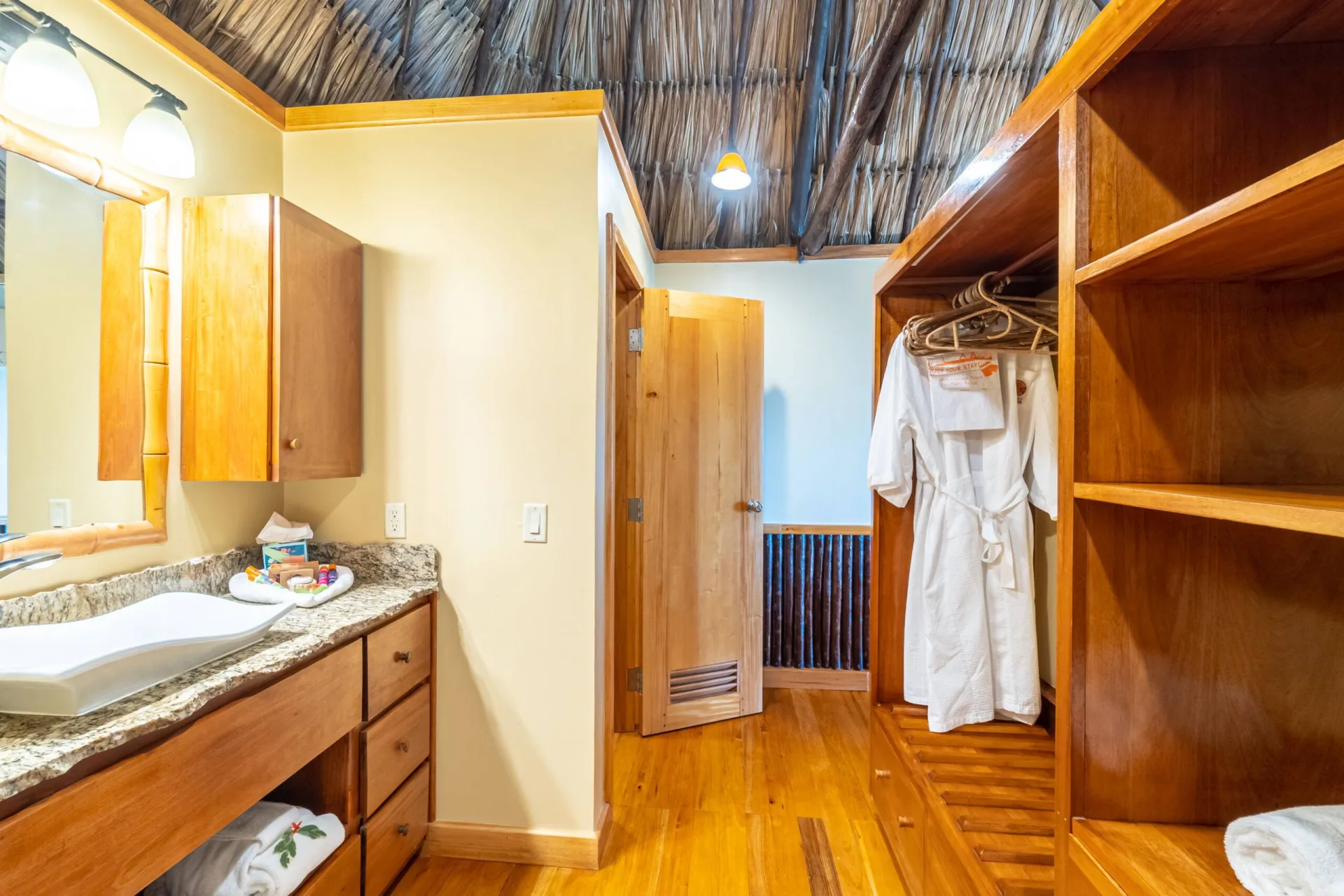 Honeymoon Cabana — гардеробная и умывальник