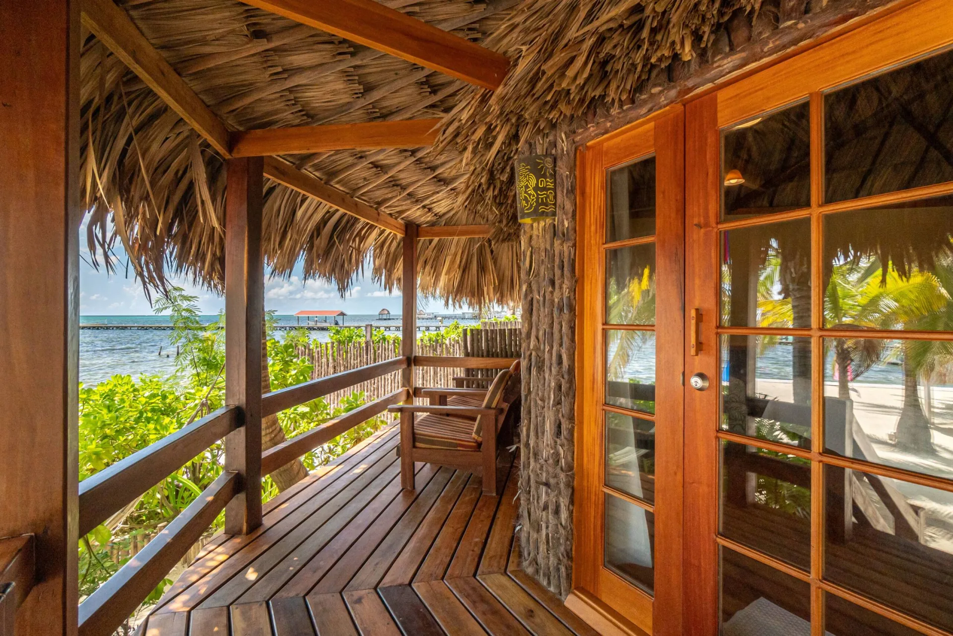Honeymoon Cabana — веранда с видом на море