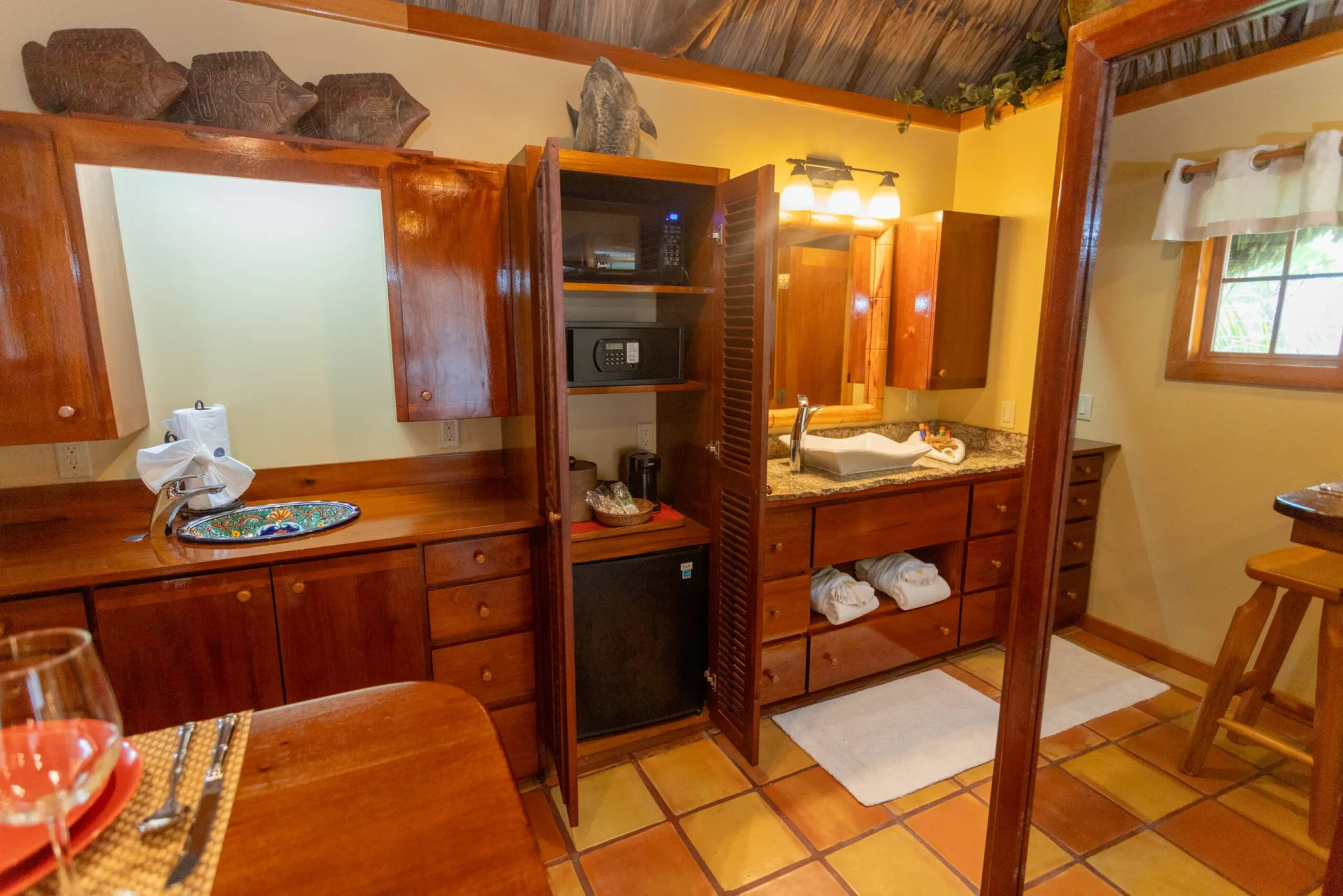 Mini Suite — умывальник и шкаф