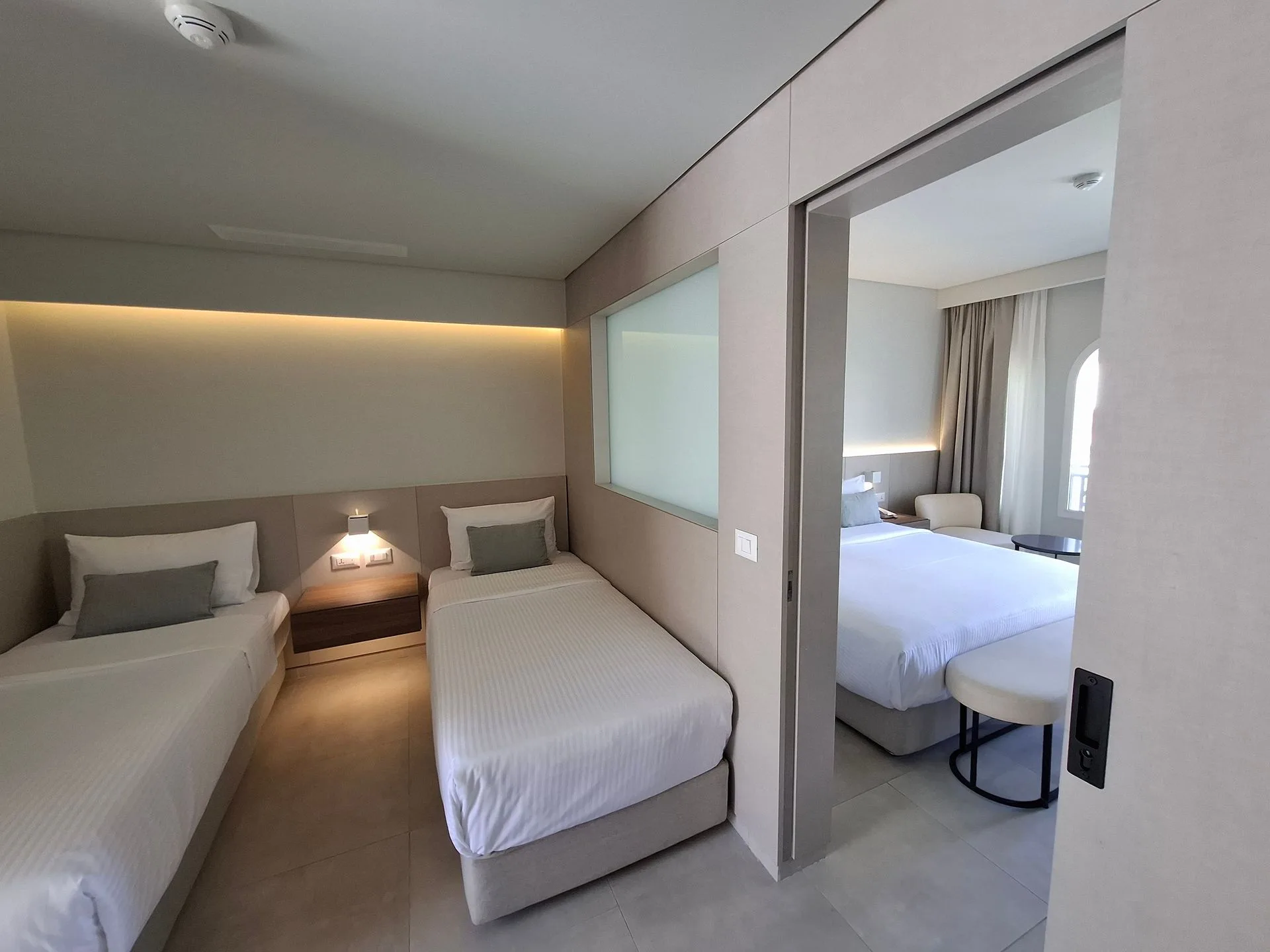 Deluxe Family Garden View Room — спальная зона