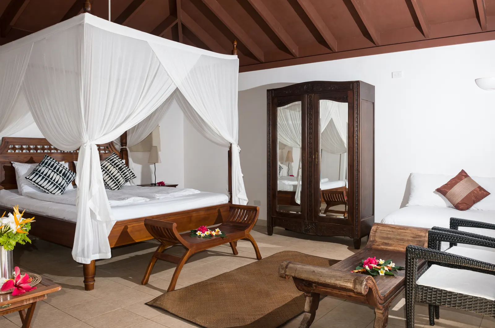 Deluxe Bungalow — four-poster bed