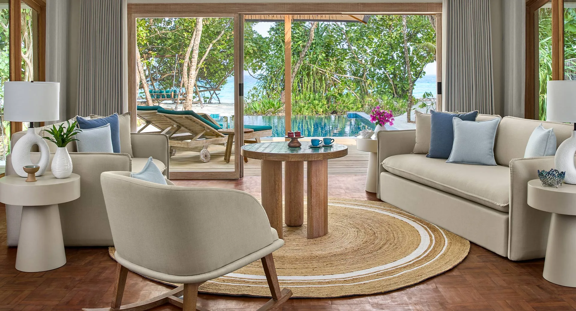 Two Bedroom Reethi Suite with Pool — гостиная