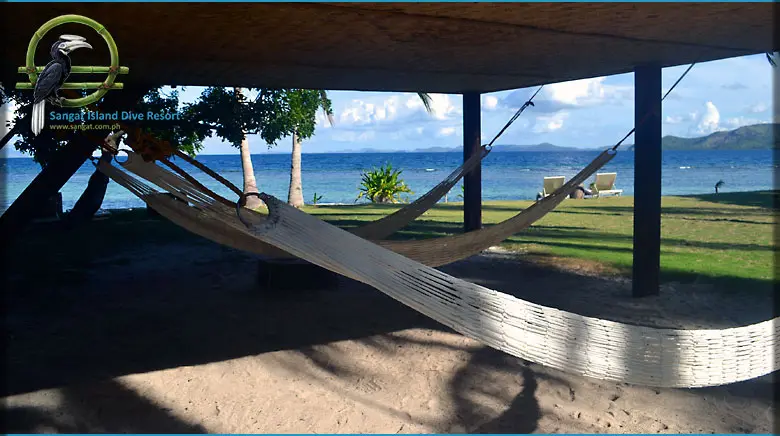 Beachside Chalet — гамаки под домом