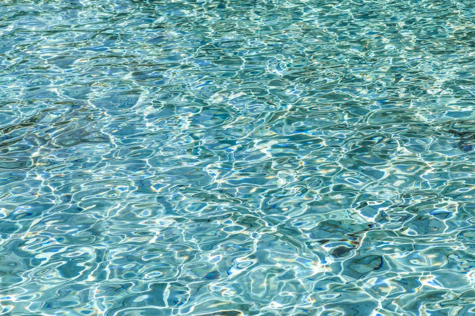 Turquoise shallows over the reef
