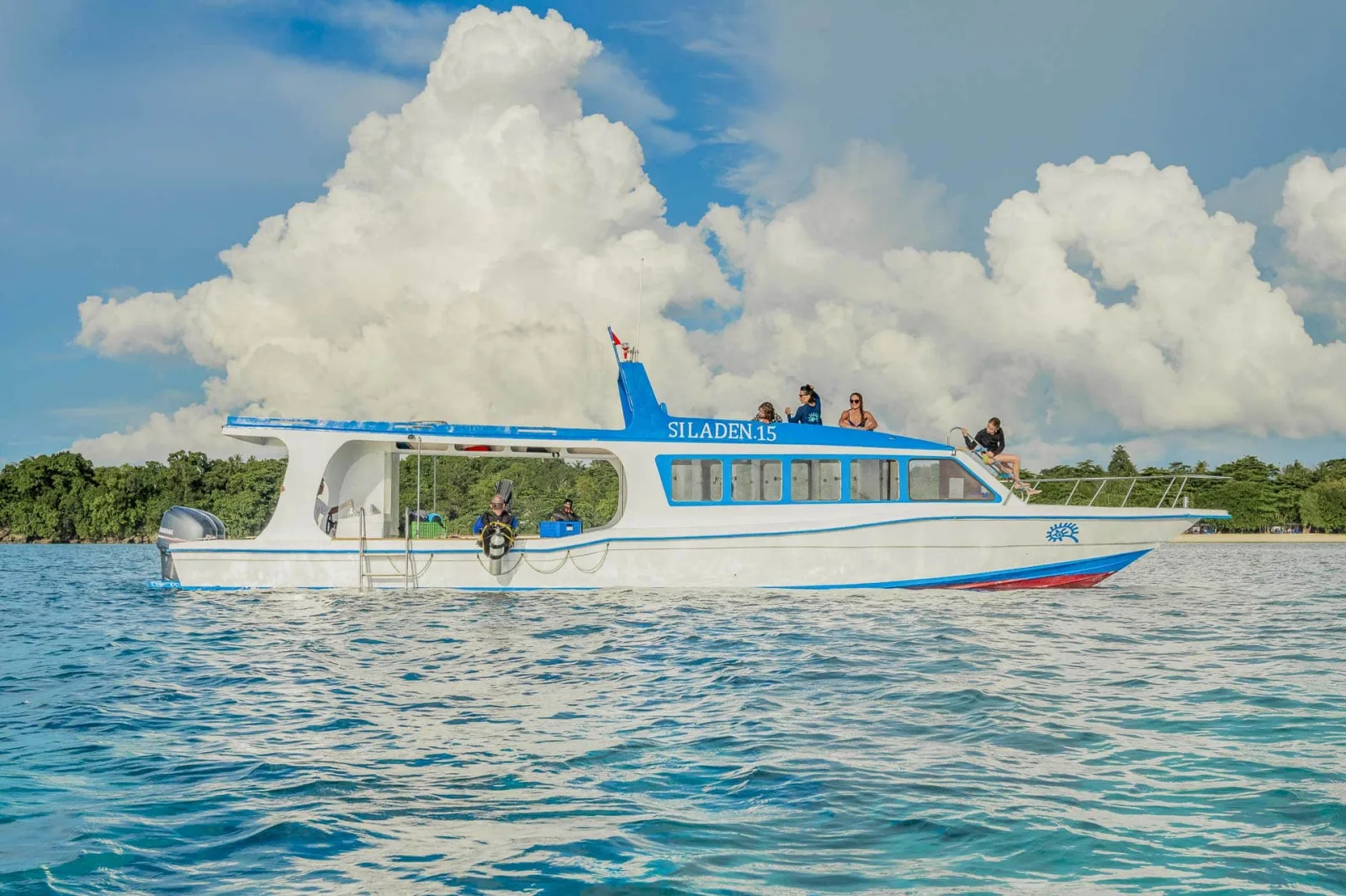 The resort dive boat at sea