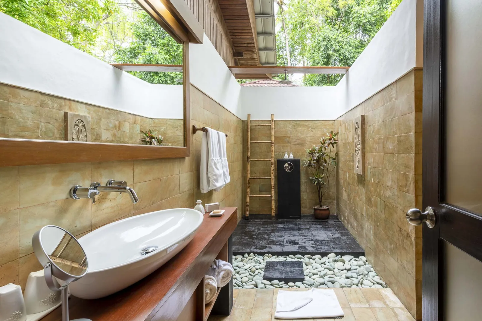 Open-air bathroom under the sky