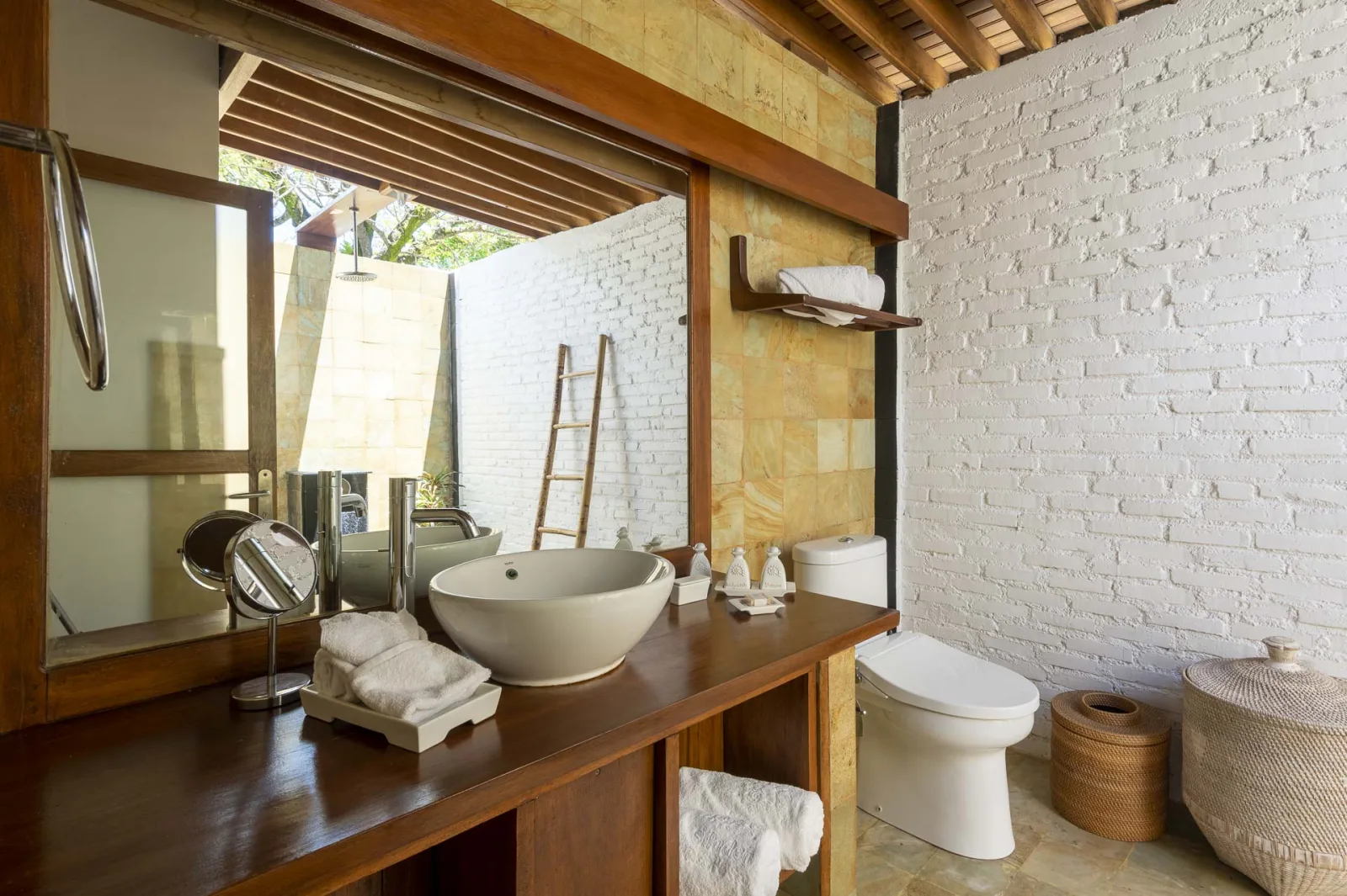 Open-air bathroom of a Luxury Villa
