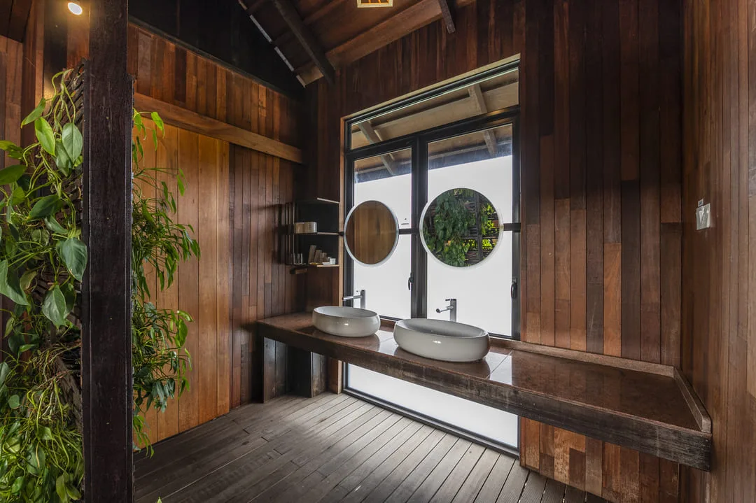Washbasin and mirror in the bathroom