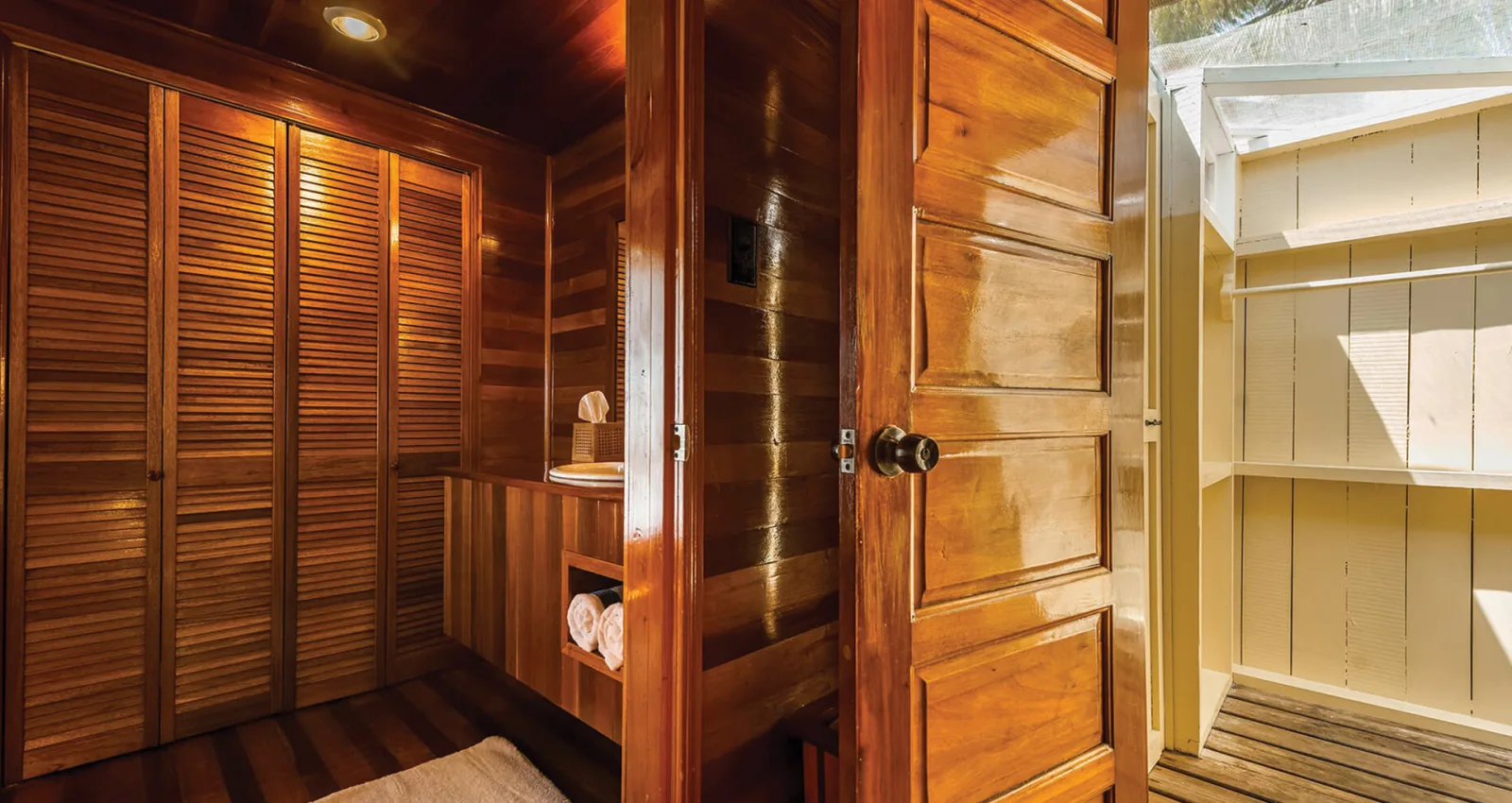 Wardrobe area and the way through to the shower