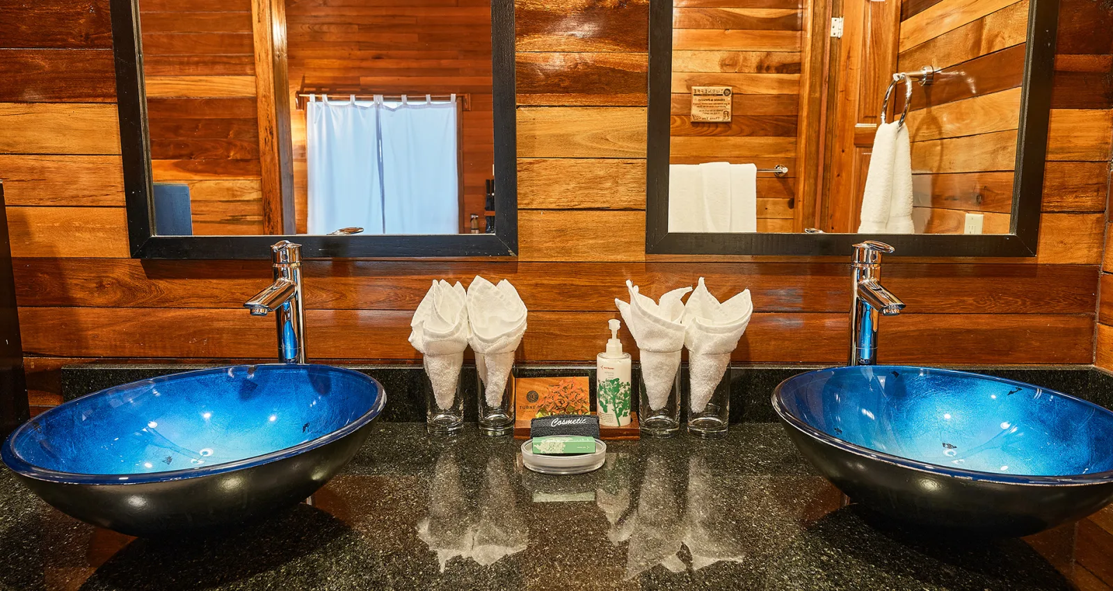Double basin in blue glass
