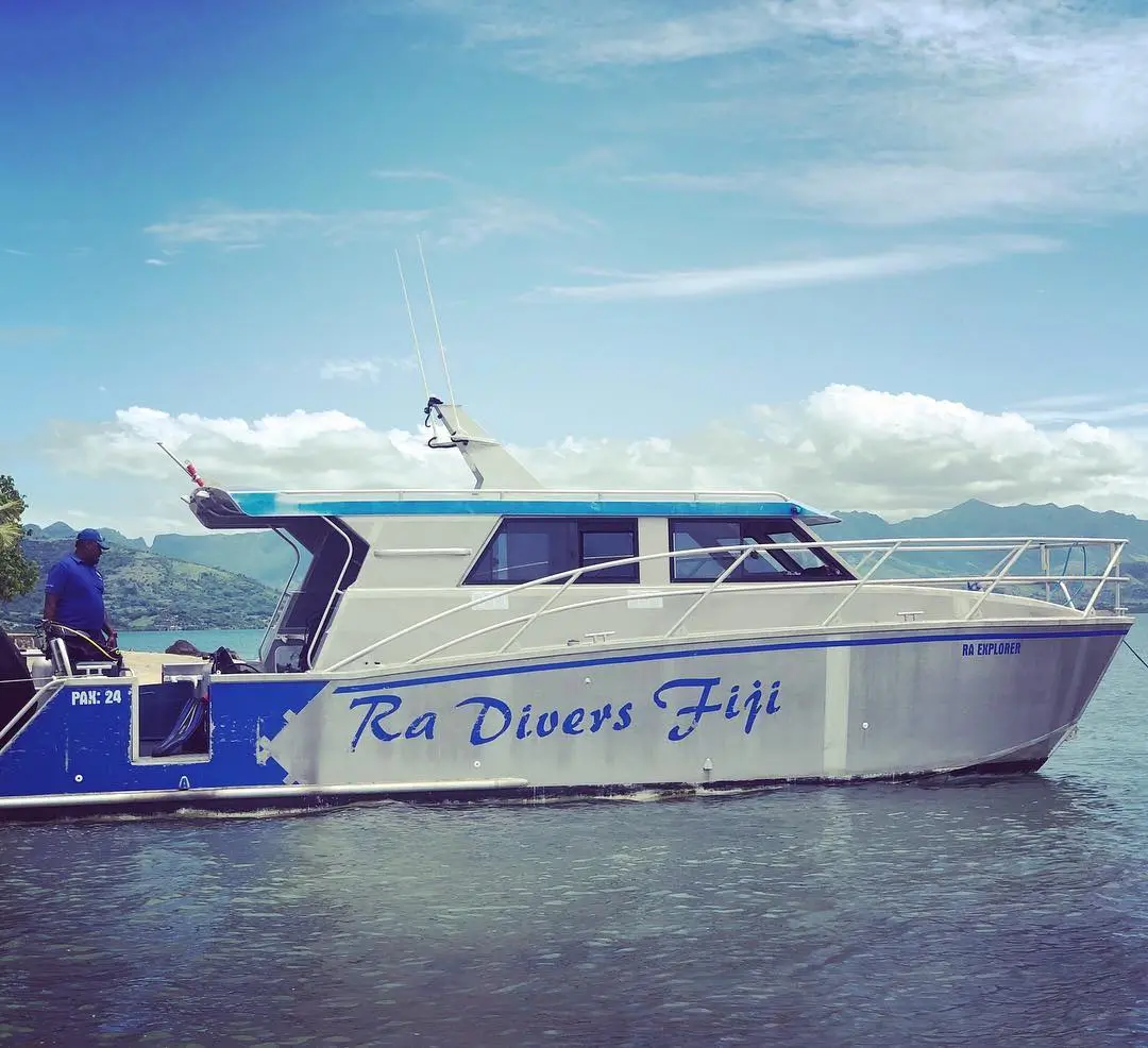 Катер Ra Divers у берега