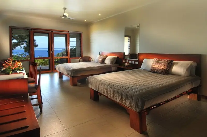 Deluxe Ocean View Room — две кровати и вид на океан