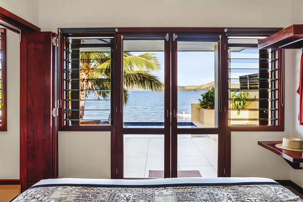 Luxury Ocean View Villa — шезлонги у бассейна