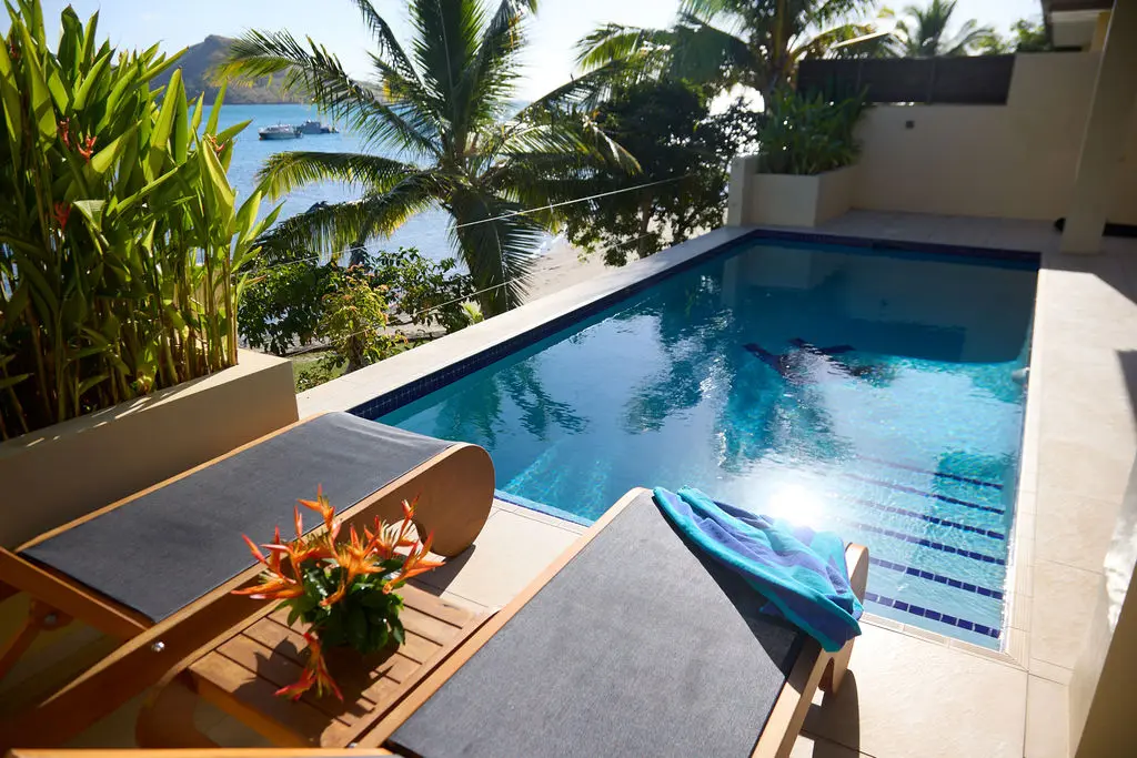 Luxury Ocean View Villa — бассейн и шезлонги