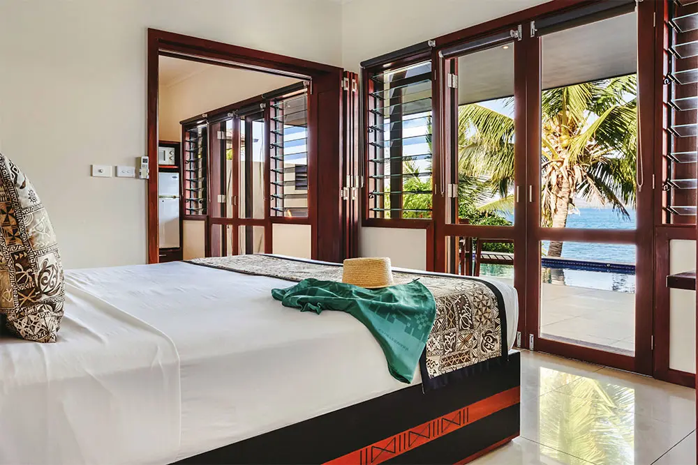 Luxury Ocean View Villa — кровать king у панорамных дверей