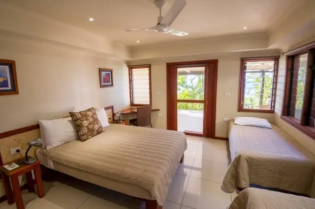 Ocean View Room — кровати и выход на балкон