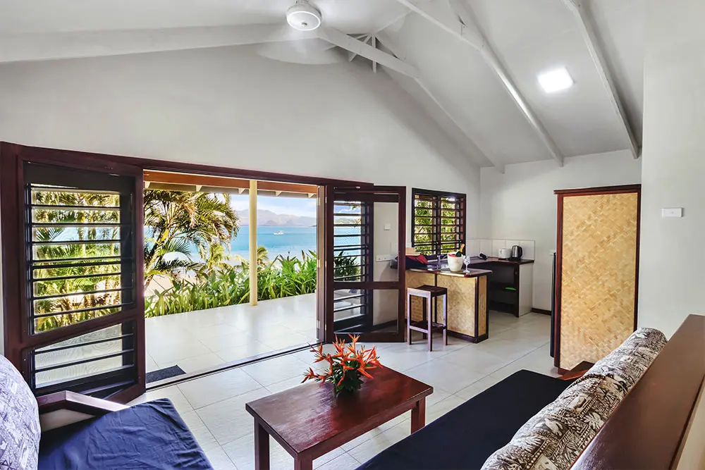 Premium Ocean View Villa — гостиная и кухонный уголок