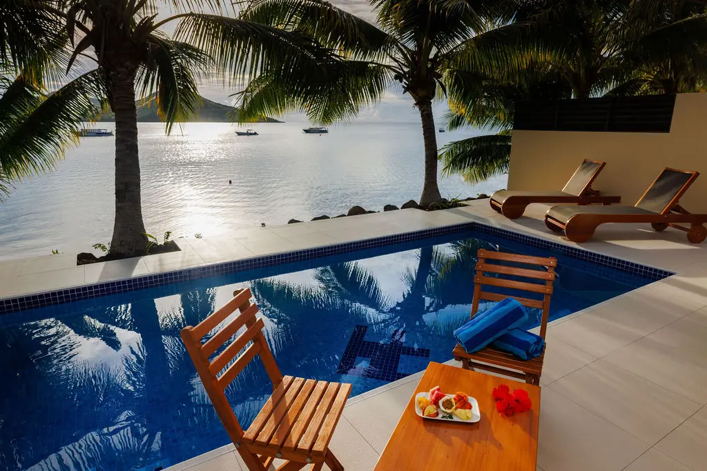 Superior Ocean View Villa — дворик с бассейном и шезлонгами