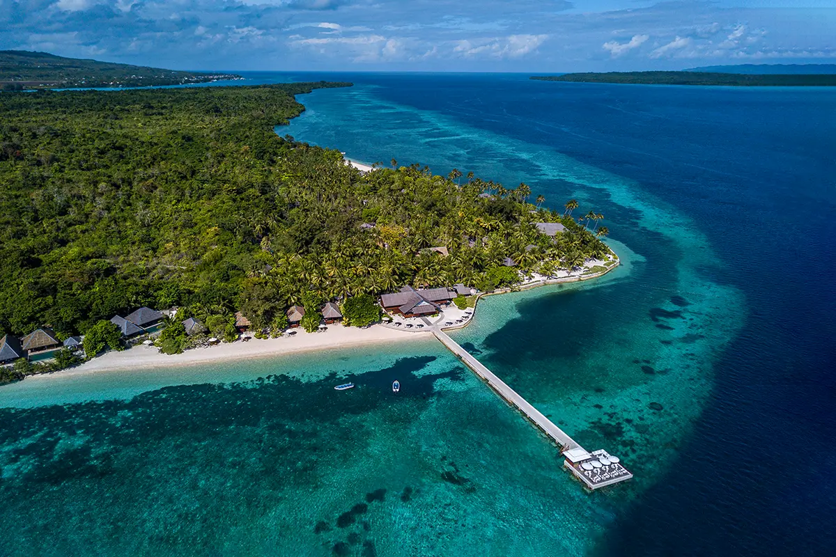Wakatobi Dive Resort с высоты — пляж, причал и домашний риф