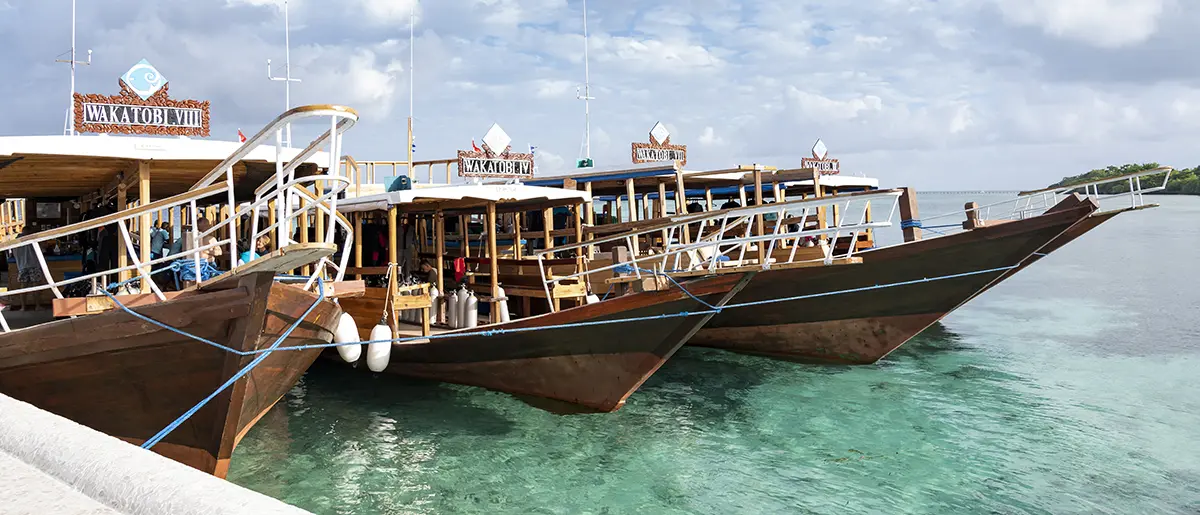 Деревянный дайв-бот Wakatobi у причала