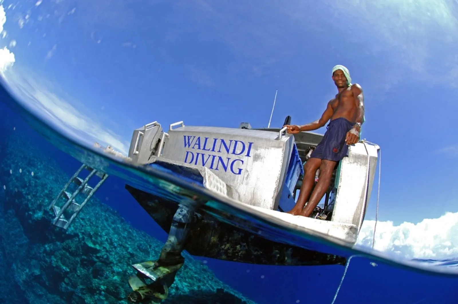 Сплит-кадр у борта катера с надписью Walindi Diving