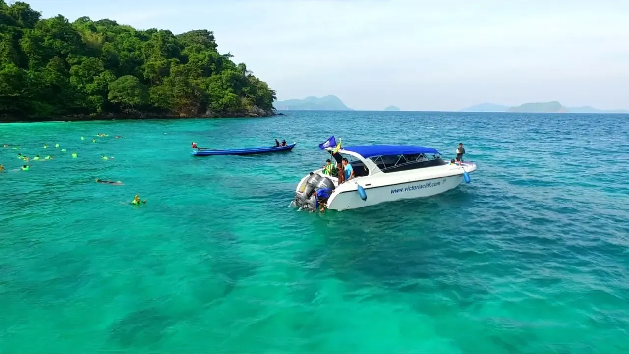 Катер и снорклеры у тропического острова