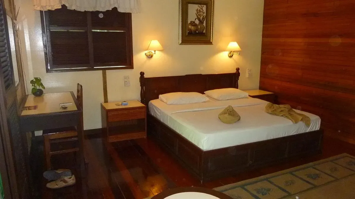 Номер с деревянной отделкой