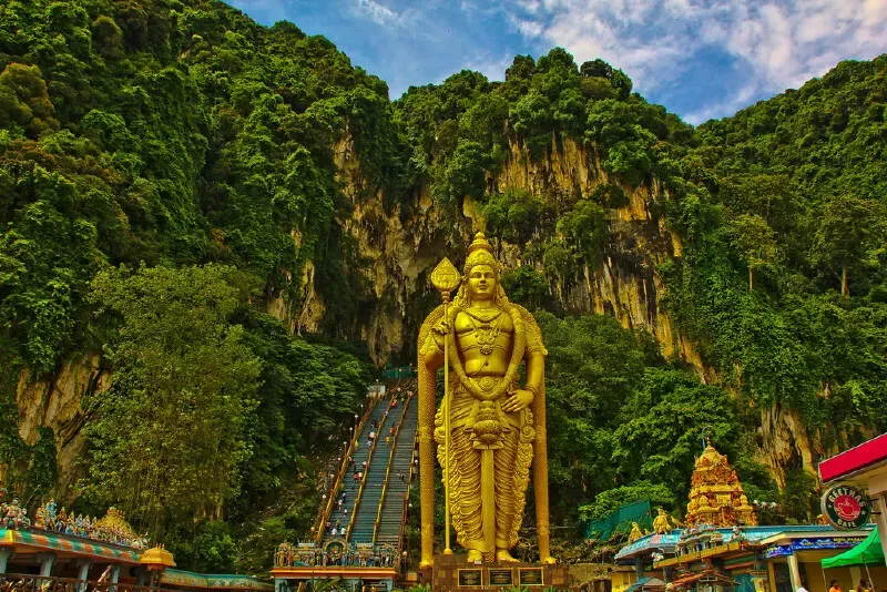 Золотая статуя Муругана у пещер Бату